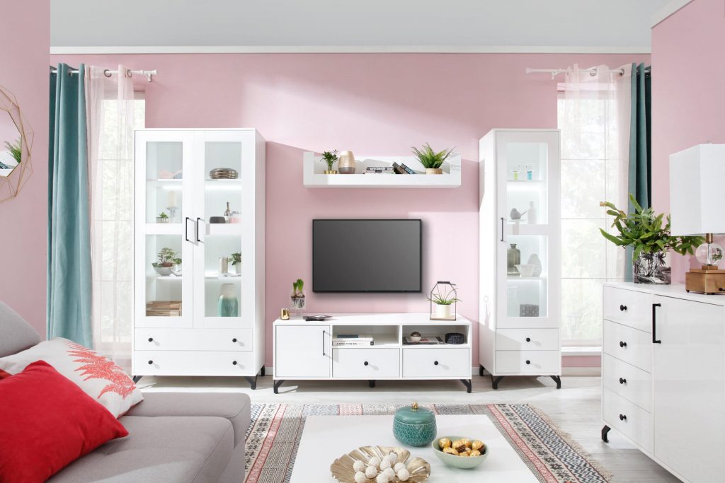 szafka RTV biała matowa w różowym salonie